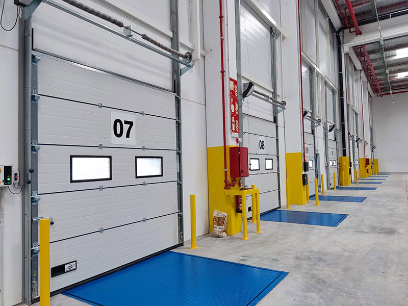 señalética de emergencia fotoluminiscente en naves industriales