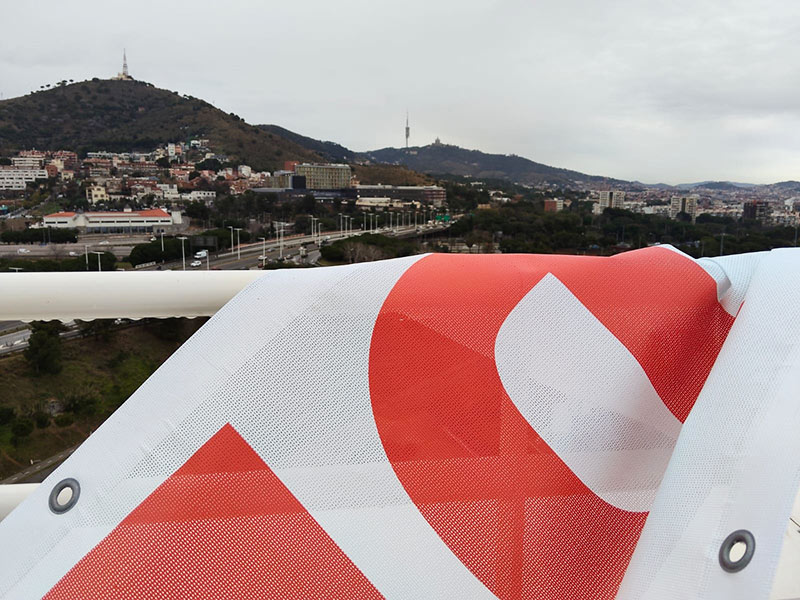 montaje de lona publicitaria mediante trabajo vertical en Barcelona