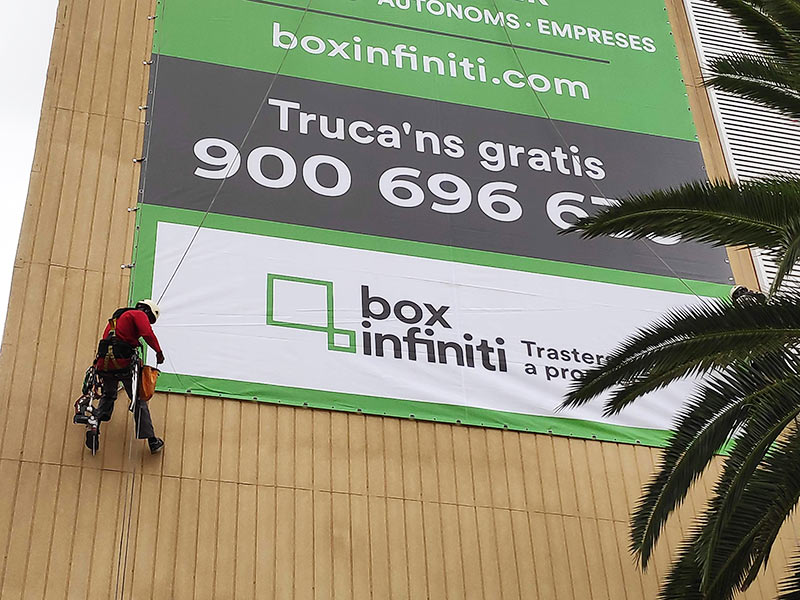 instalación de publicidad mediante trabajos verticales