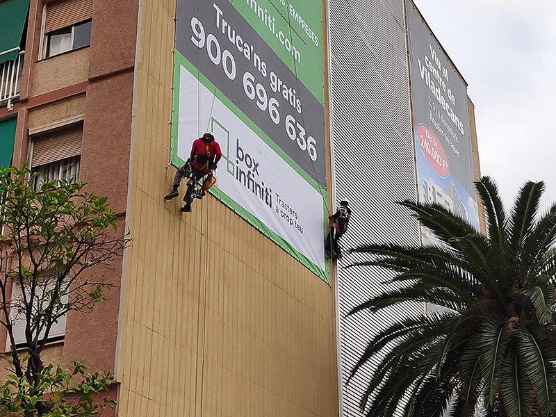 instalación de lona publicitaria mediante trabajos verticales en Barcelona