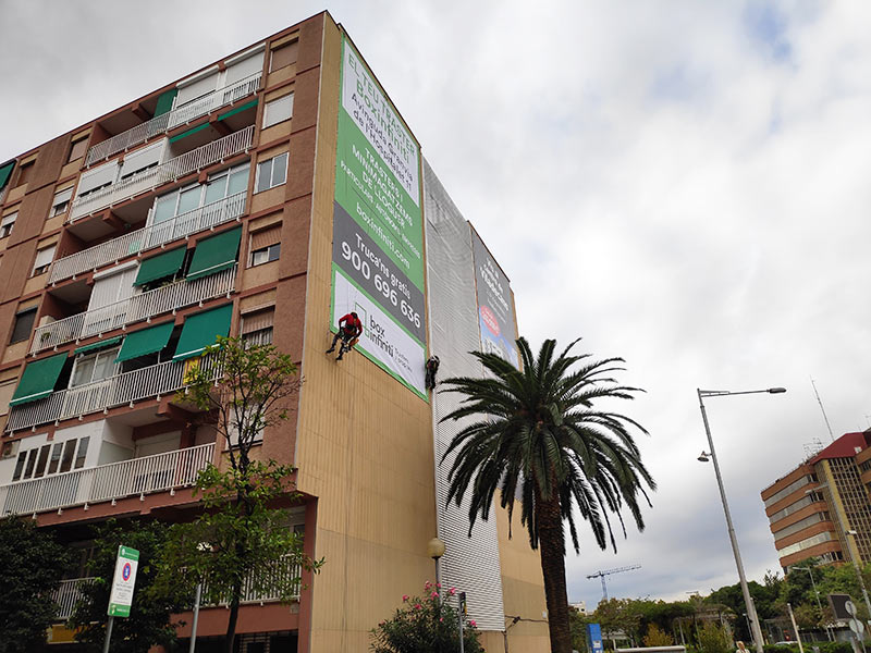 instalación de lona publicitaria gigante en fachada