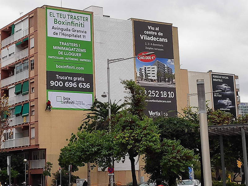 instalación de lonas publicitarias de gran formato con trabajos verticales