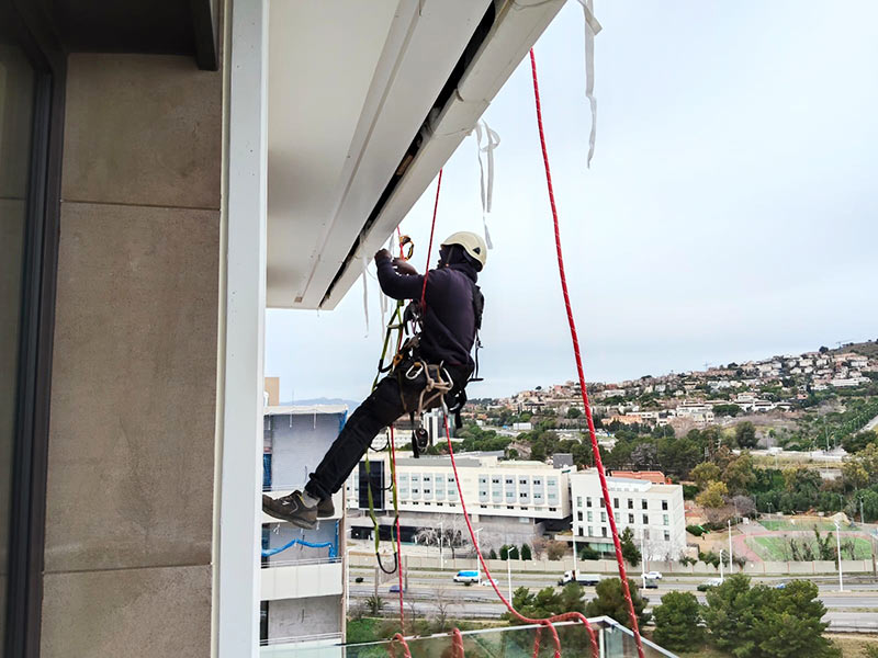 operario instalador de trabajos verticales para publicidad