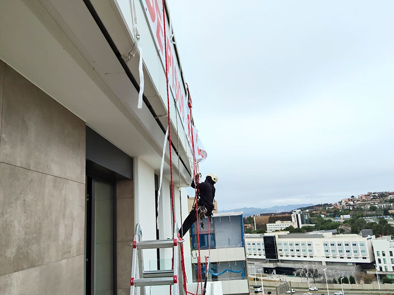 instalación de publicidad gran formato mediante trabajo vertical