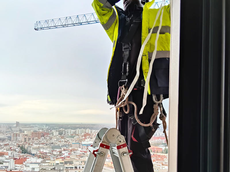 instalación y montaje de publicidad en altura
