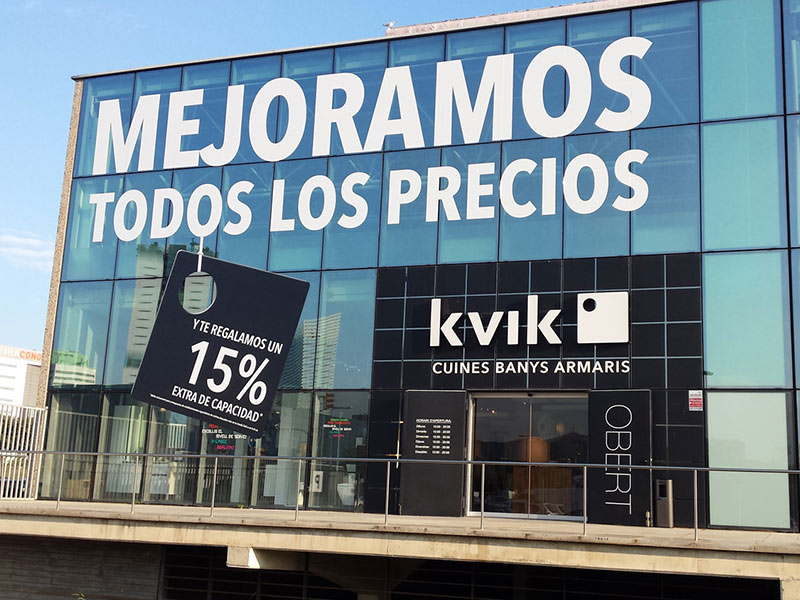 vinilo de corte para fachada de cristal en Barcelona