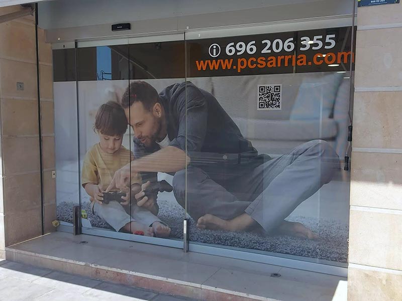 vinilo microperforado para cristaleras de entrada