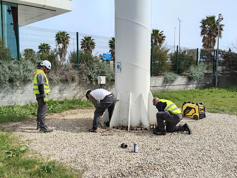 corte de la tornillería de la base de un monoposte