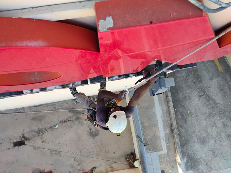 desmontaje de letras y logos en fachada