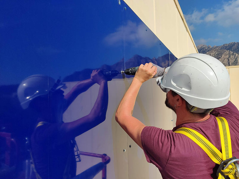 desmontaje de paneles de publicidad en fachadas