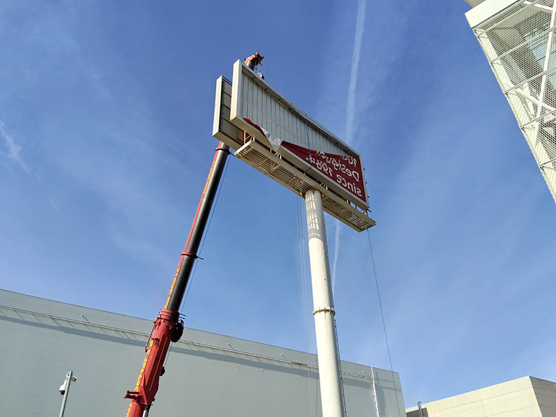 desmontaje de paneles en monoposte publicitario Barcelona