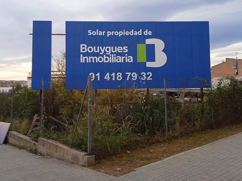 desmontaje de vallas publicitarias en Barcelona y Madrid