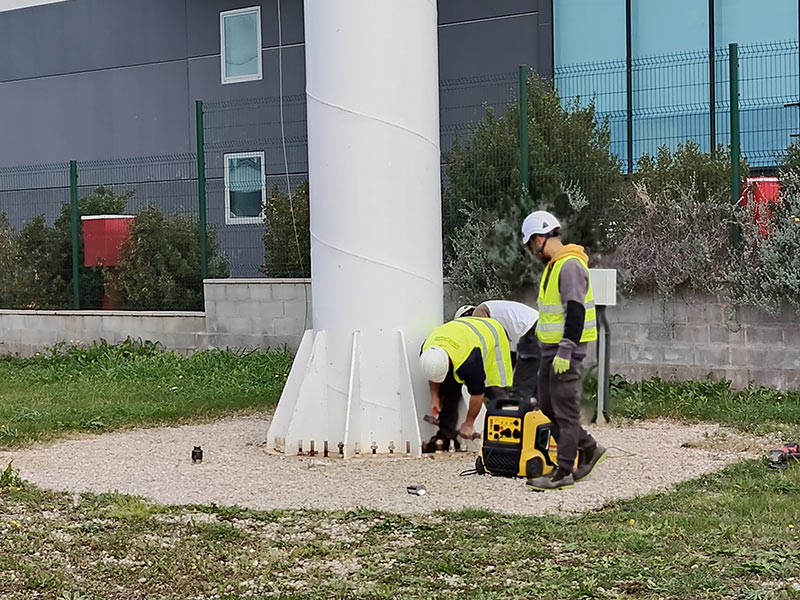 operarios desmontando la base de un monoposte de publicidad en Barcelona