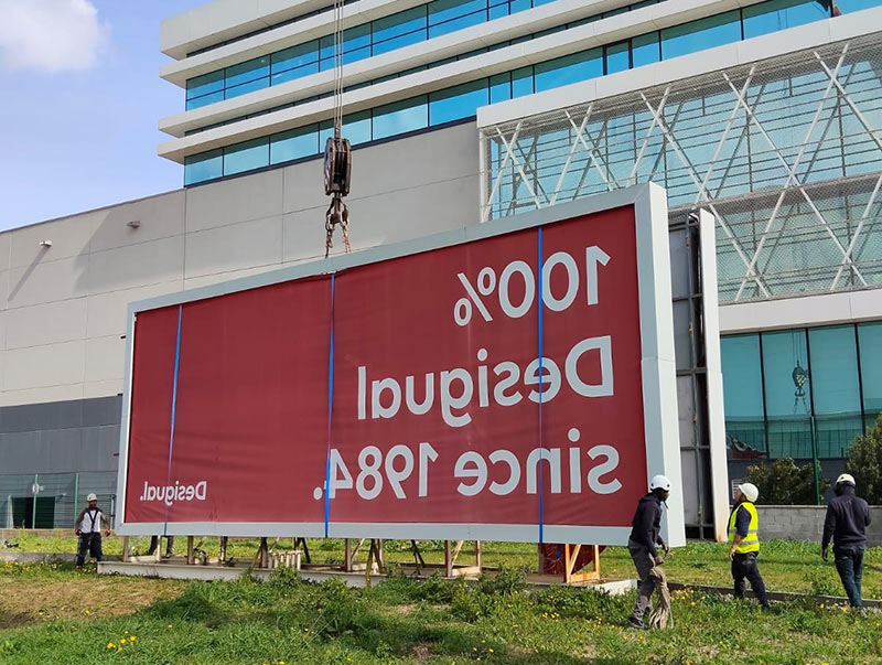 desmontaje de paneles en monoposte de publicidad Barcelona