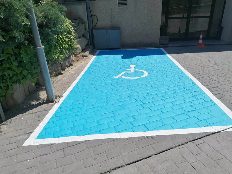 pintura suelo parking exterior en hospital