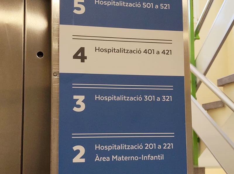 plafón de señalética para hospitales y centros médicos