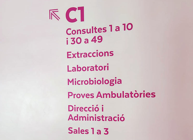 vinilo wayfinding para hospitales y centros médicos