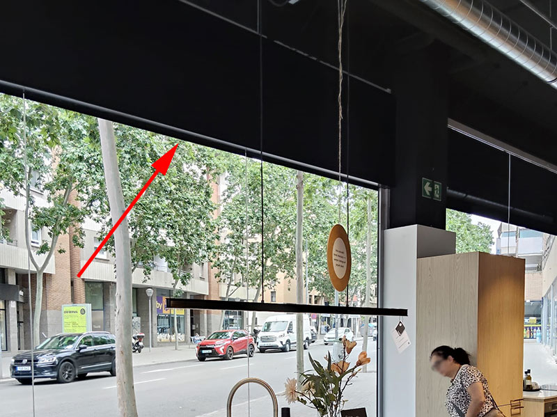 detalle interior de rótulo camuflado para tienda en Sabadell