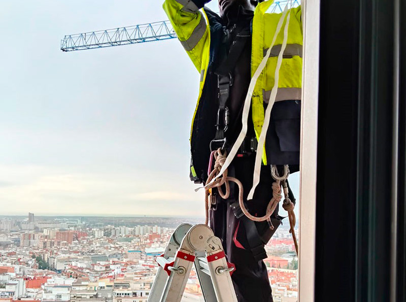 Especialistas en instalación de lonas publicitarias en altura en Barcelona
