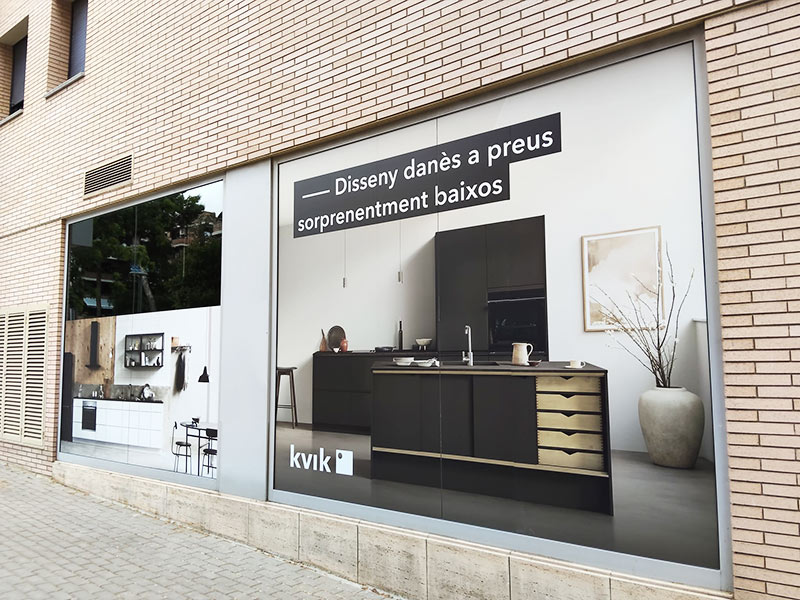 instalación de vinilos en escaparate, Kvik Sabadell