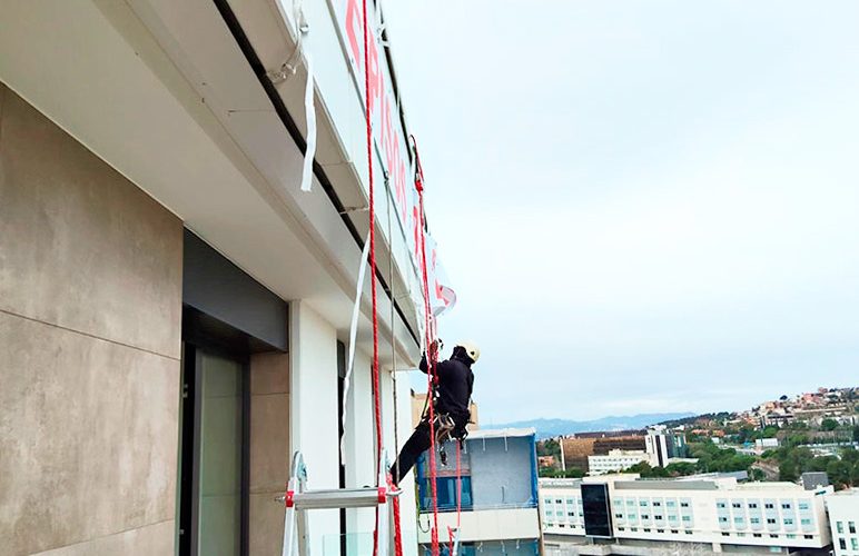Instalación Lona Publicitaria en altura