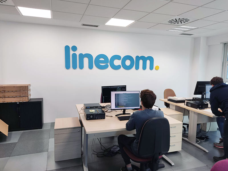 instalación de letras corpóreas en oficina de Barcelona