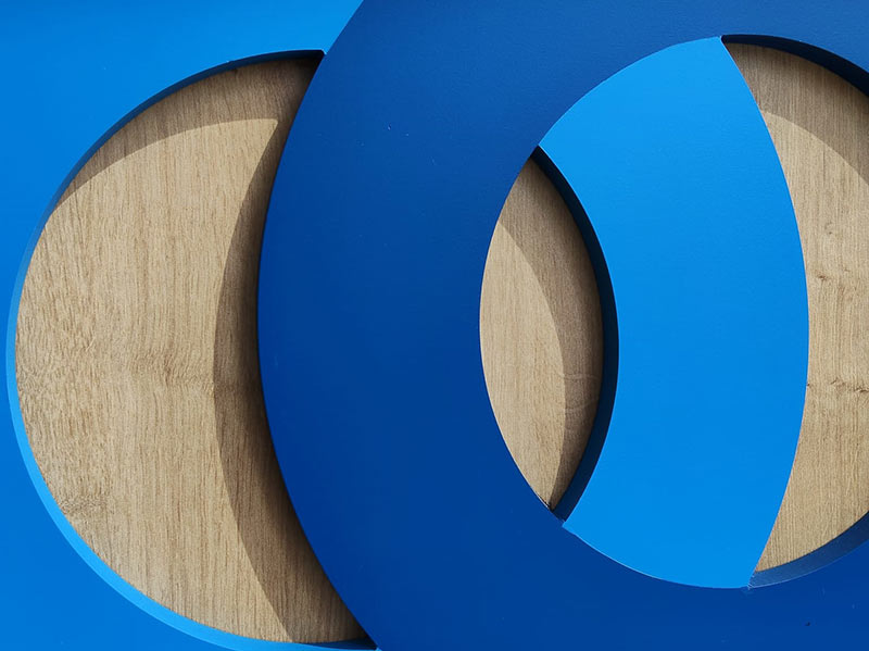 rotulación de logotipo para recepción oficinas