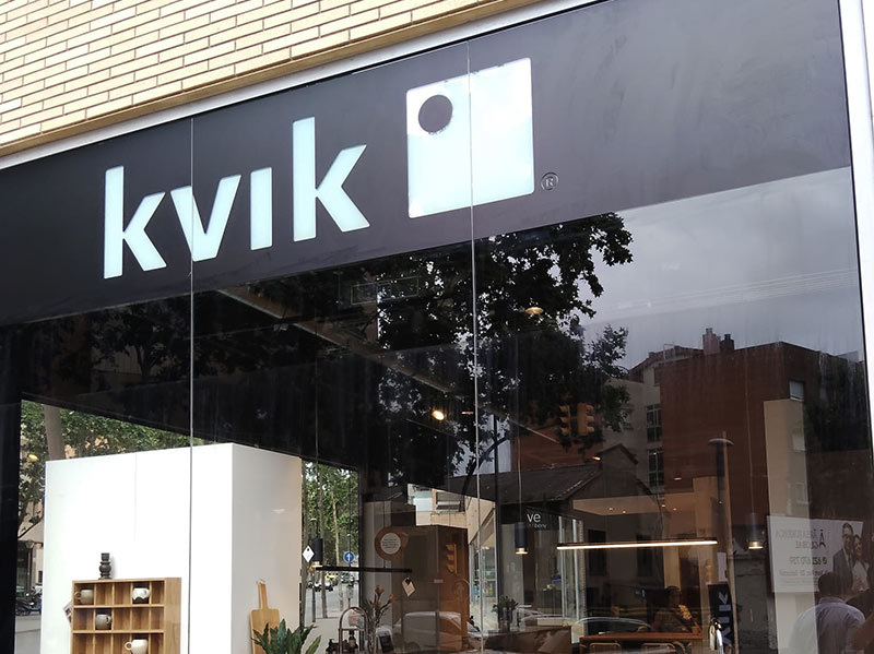 instalación de rótulo con vinilo en Sabadell