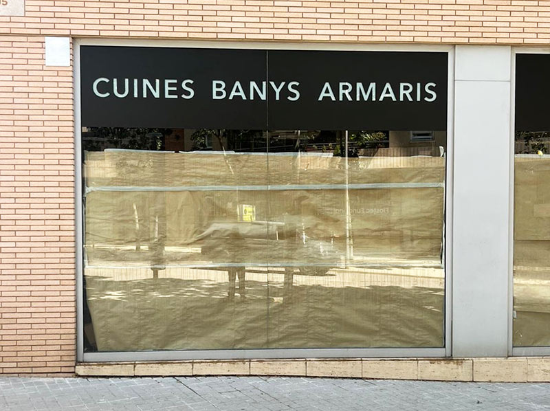 rótulo para tienda de muebles y cocinas en Sabadell