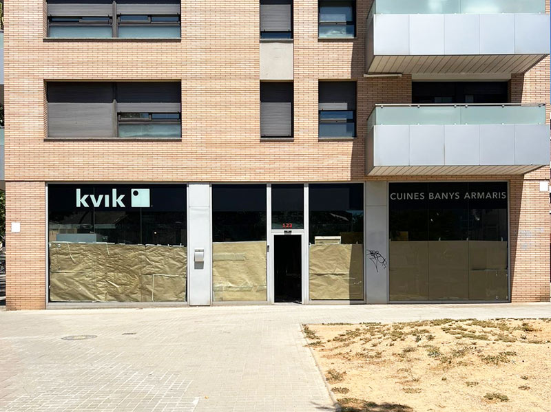 instalación de rótulos desde interior en escaparate