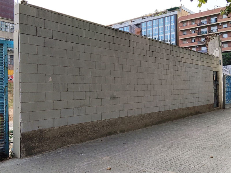muro perimetral de obra antes de pintar