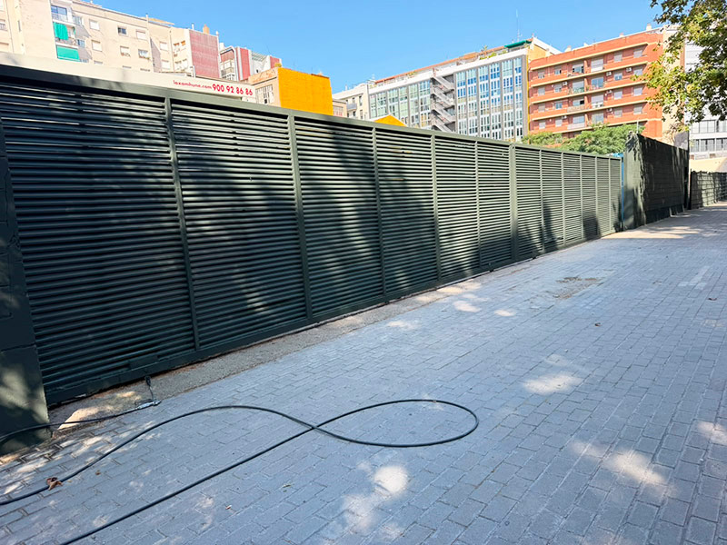 pintura de puerta en cerramiento de obra