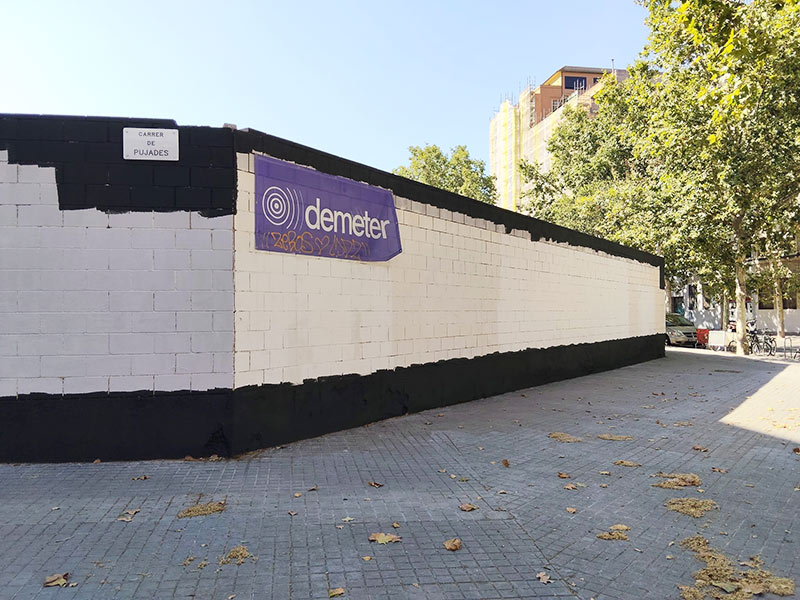 proceso de pintar muro en cerramiento de obra en Barcelona