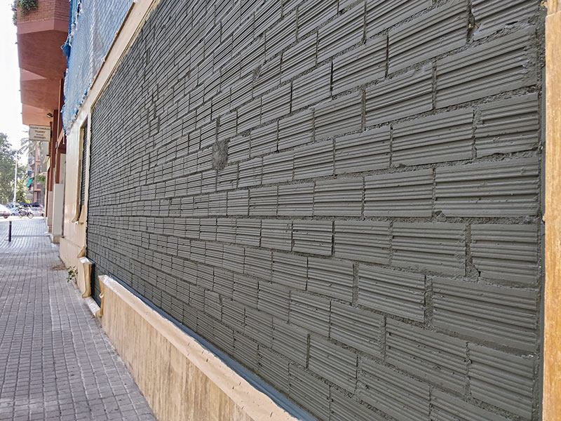 pintura de muro en obra para rotular con dibond publicitario