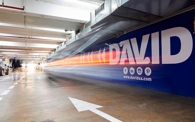 Rotulación con vinilo aplicado en pared en Parking del Edificio David, Barcelona