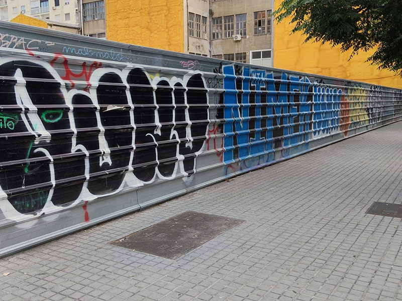 vallado de obra con grafitis antes de pintar
