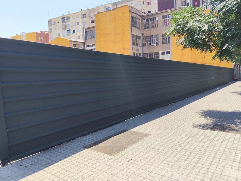 chapa perimetral de obra después de pintar encima de los grafitis