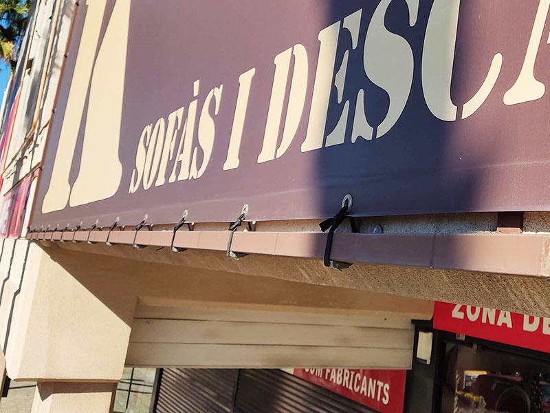 ejemplo de bastidor de tubo cuadrado para lona publicitaria