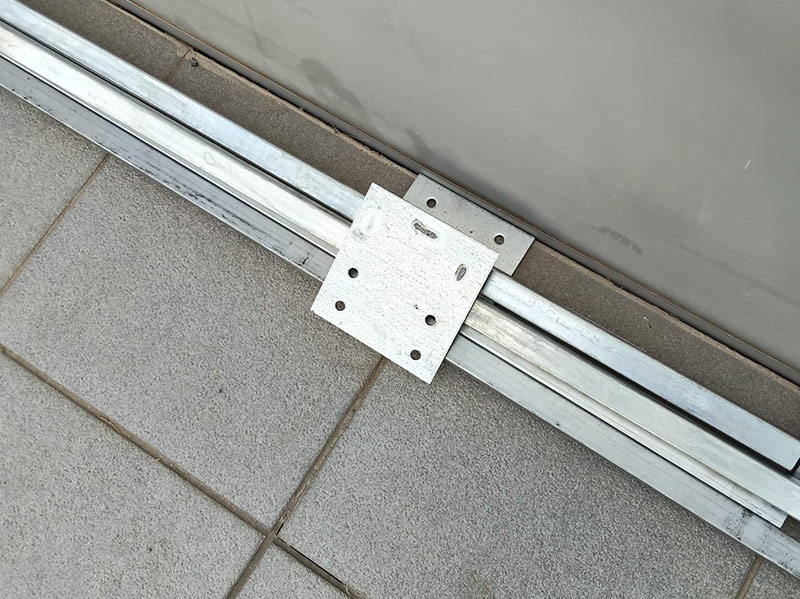 estructura a medida con pletinas para lona publicitaria en Barcelona