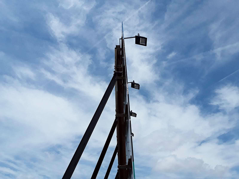 detalle de los focos de iluminación para vallas publicitarias