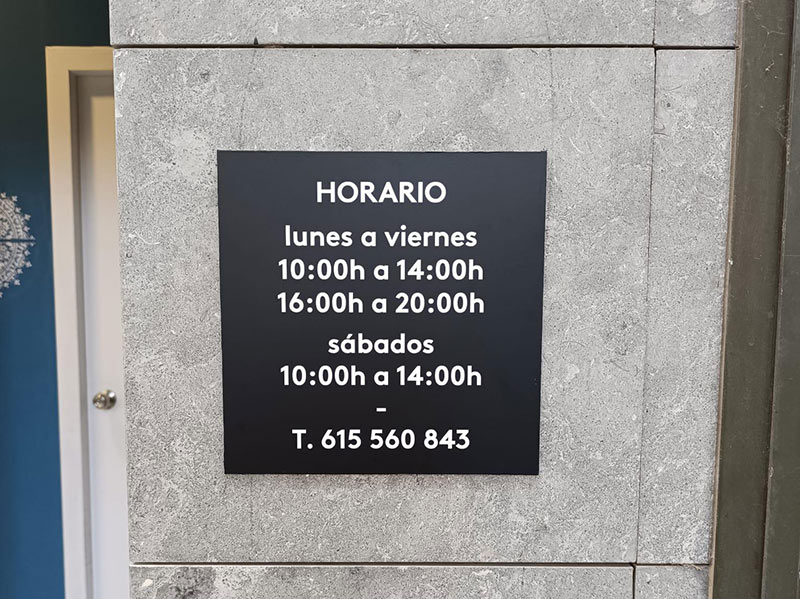 instalación de horario comercial en fachada
