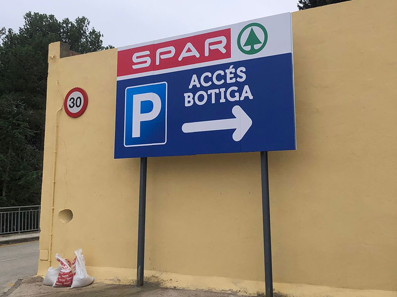 instalación de valla publicitaria de medidas 3,2x2 en Tarragona, para el cliente SPAR