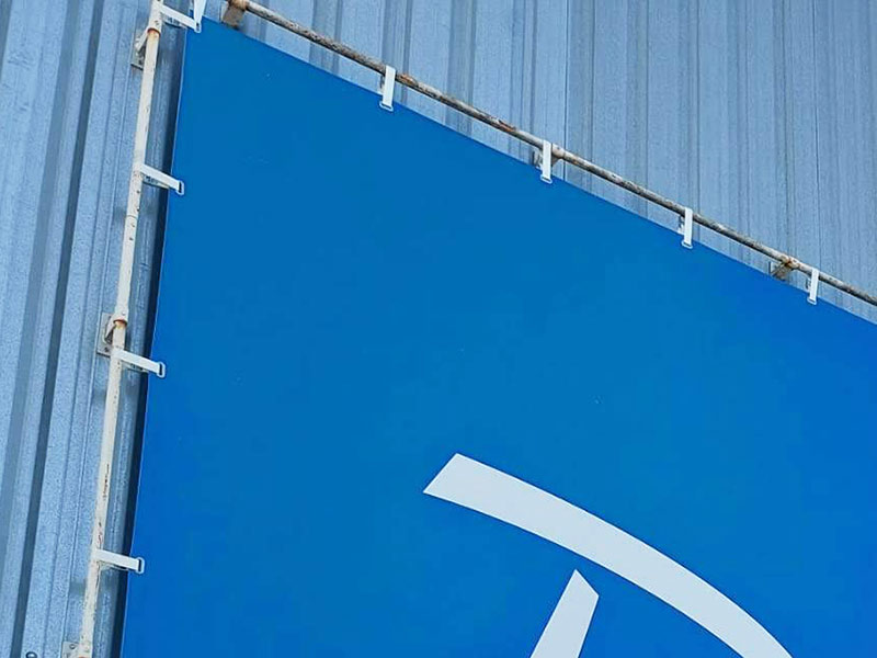 instalación de lona sobre perimetro de tubo mediante bridas textiles