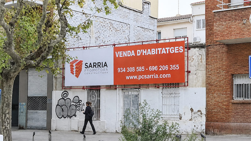instalación de lona publicitaria con bastidor de tubo