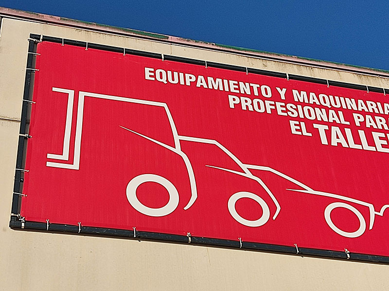 lona publicitaria con bastidor sobre fachada