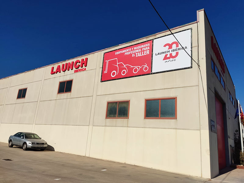 instalación de lona publicitaria en fachada con bastidor perimetral de tubo