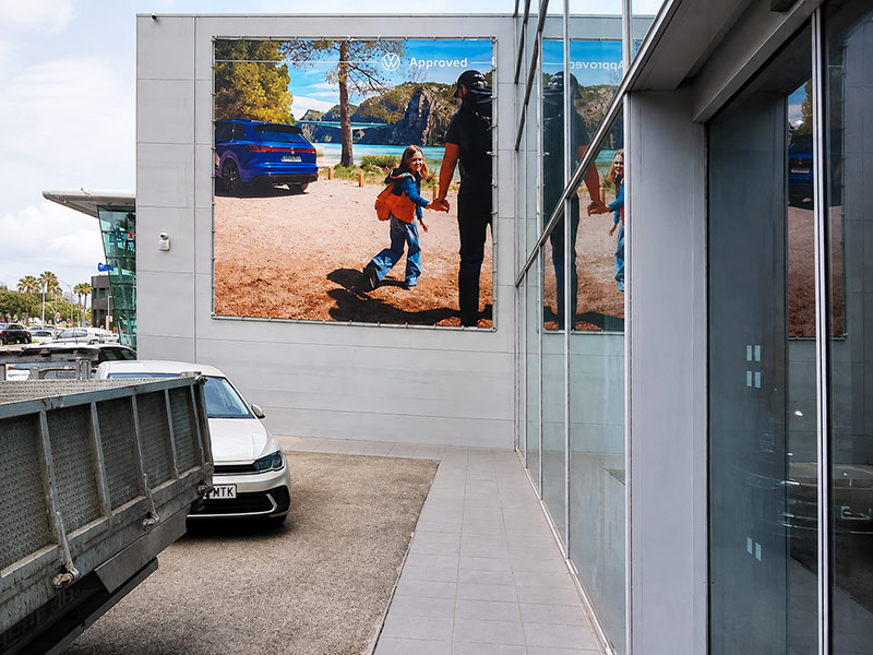 instalación de lona publicitaria con bastidor para concesionario de coches en Barcelona