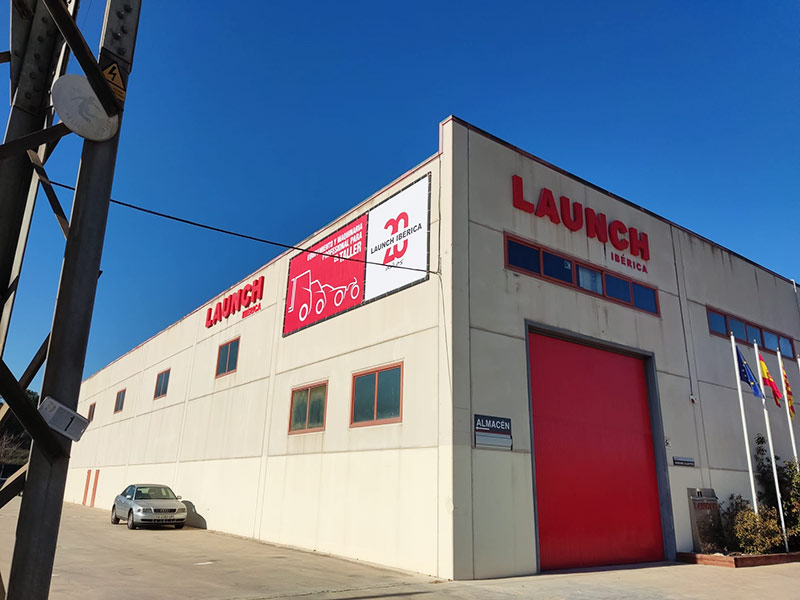 instalación de lona publicitaria con bastidor para Launch Iberica Barcelona