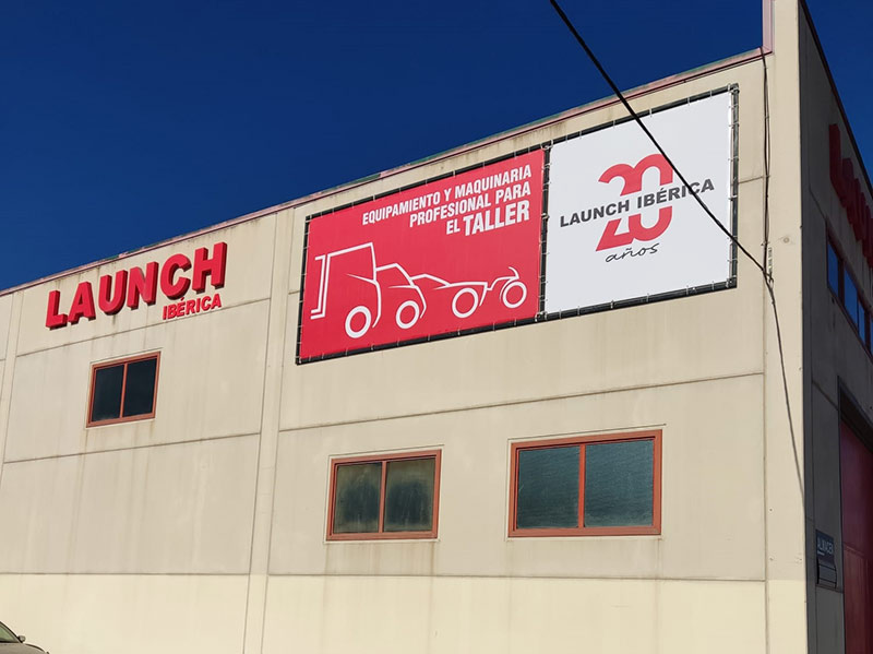 doble lona publicitaria en nave industrial de Barcelona