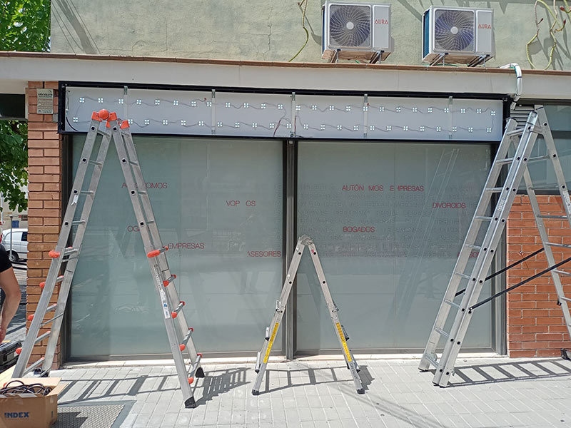 montaje de rótulos para nuevos negocios en Barcelona